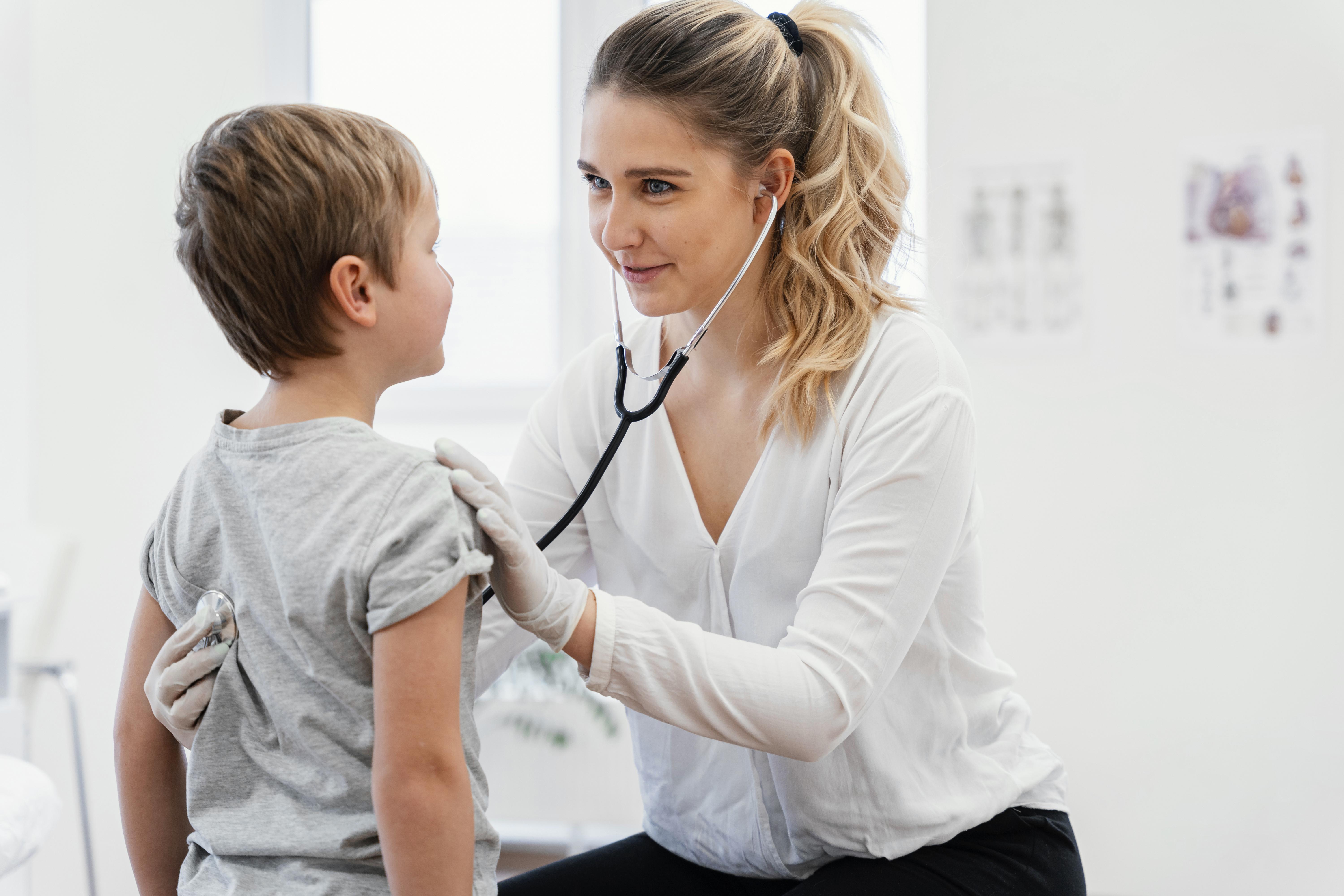 Pediatra examinando criança durante consulta de rotina