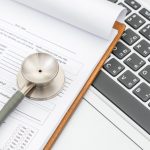 Formulário médico e estetoscópio simbolizando a prevenção de doenças.
