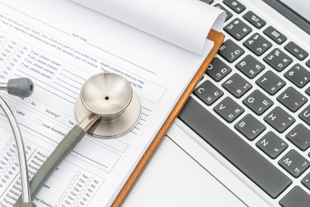 Formulário médico e estetoscópio simbolizando a prevenção de doenças.