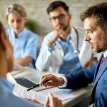 Reunião entre funcionários e plano de saúde empresarial para discutir benefícios e opções de cobertura.