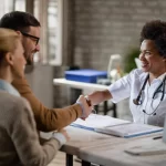 Paciente e acompanhante em consulta médica no Hospital Nove de Julho por plano de saúde credenciado.