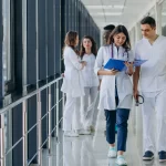 Equipe médica do Hospital Albert Einstein caminhando pelos corredores da instituição.